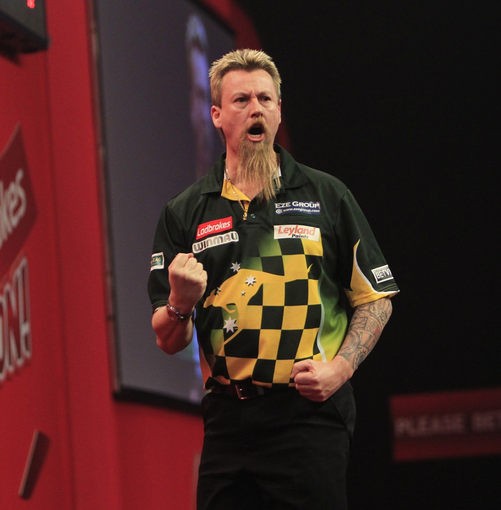 Simon Whitlock fought off Ian White to reach the semifinals of the